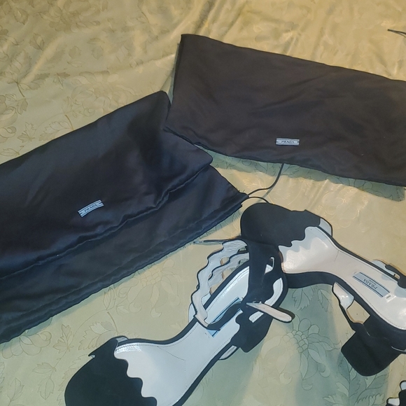 Prada shoes black Prada shoes black heel comes with pra original shoe protector - Picture 12 of 16